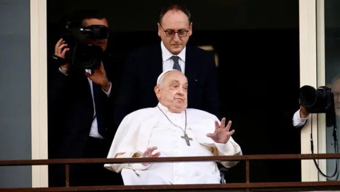 Papa Francisco sale del hospital