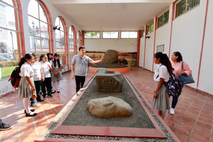 Acuden telesecundaria de Sehualaca y primaria a visita guiada en el Museo Tuxteco en Santiago Tuxtla