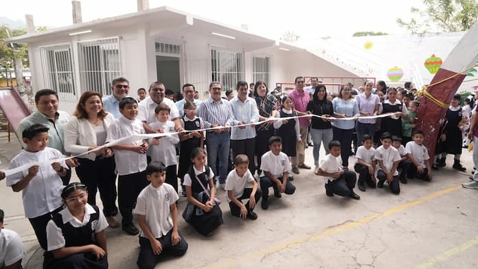 Comprometidos con la educación autoridades municipales inauguran aula en la escuela Josefa Ortiz de Domínguez.