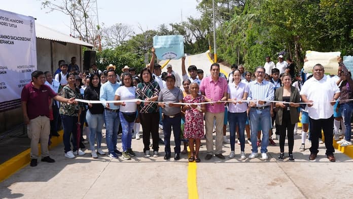 Inauguran autoridades municipales de San Andrés Tuxtla, camino saca cosecha en Tonalapan.