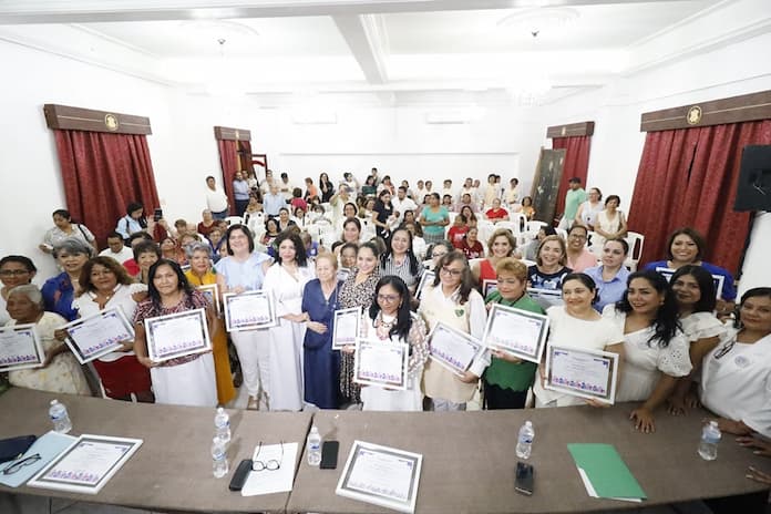 Autoridades Municipales acompañan a “Ellas Pueden Hacerlo A.C.” para entregar reconocimientos a mujeres destacadas de Los Tuxtlas