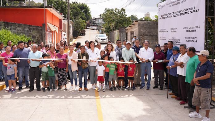 Autoridades Municipales de San Andrés Tuxtla inauguran pavimentación en la colonia Emiliano Zapata.