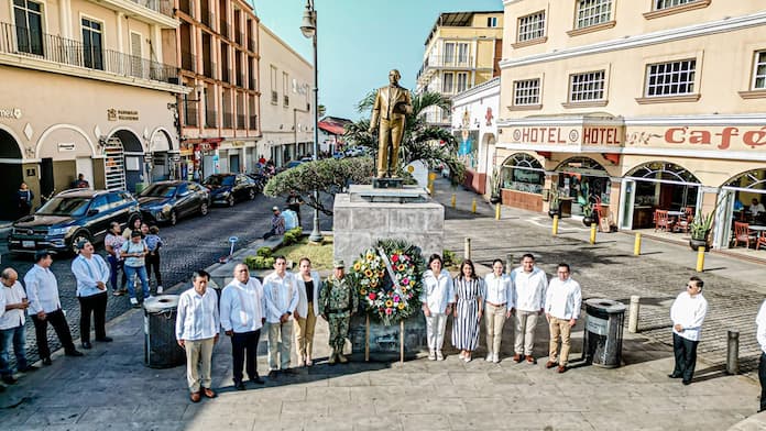 Autoridades civiles y militares de San Andrés Tuxtla conmemoran el CCXIX aniversario del natalicio de don Benito Juárez