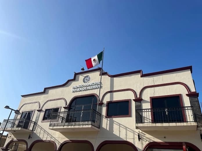Renuncia cabildo de Sayula de Alemán; acusan corrupción de alcaldesa