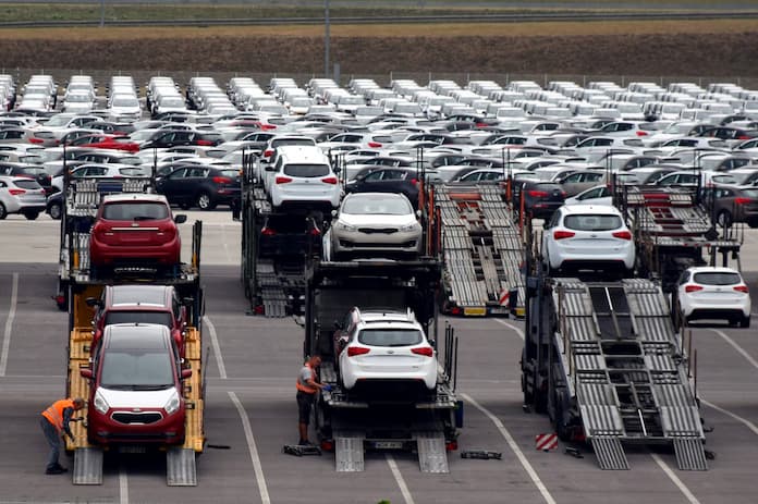 Entran en vigor aranceles de Trump a autos fabricados fuera de EU: agencias