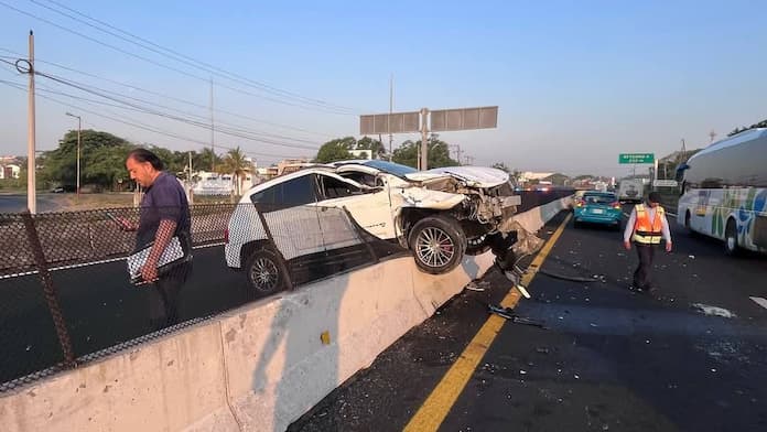 Camioneta queda montada sobre el muro central de la Veracruz-Cardel