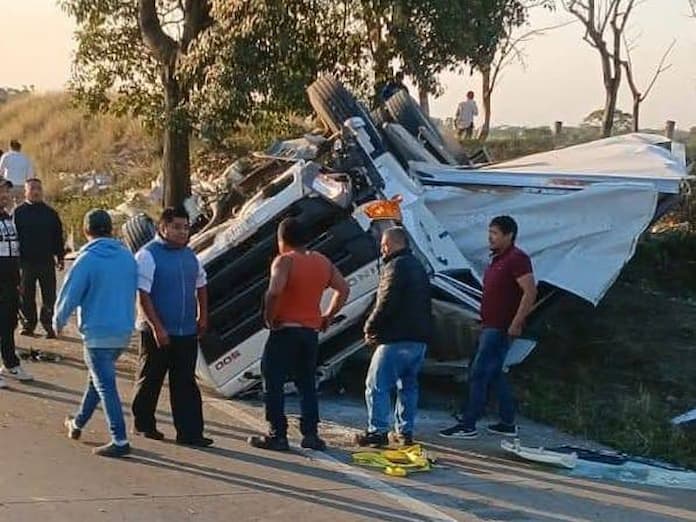 Chofer queda prensado tras choque entre camiones, en la autopista Córdoba-Veracruz