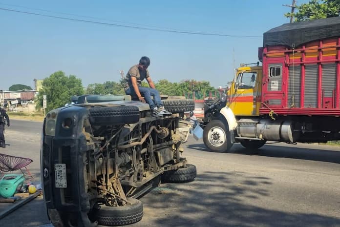 Familia es embestida por camión torton en Martínez de la Torre
