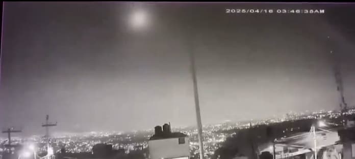 VIDEO | ¿Fue un meteorito? Explosión de bólido ilumina el cielo de CDMX y despierta a chilangos