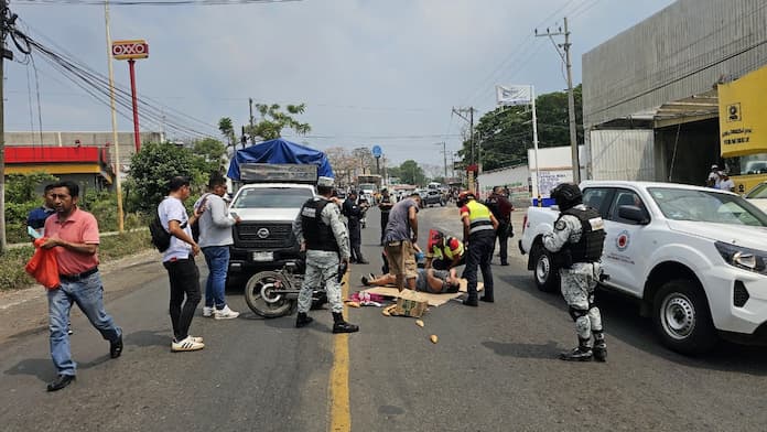 Motociclista sufre les1ones tras ser 1mpactada por camioneta en San Andrés Tuxtla