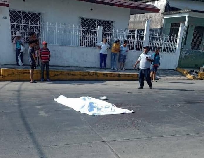 Mujer es @plast@da por autobús