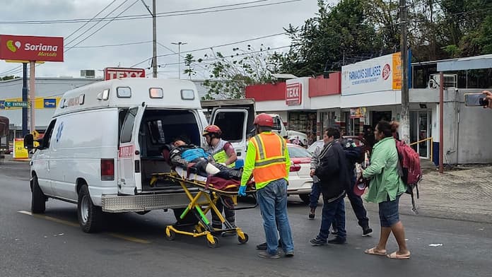 Mujer les1onada tras ser embestida por camioneta en boulevard 5 de febrero