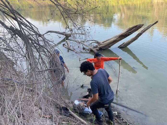 Rescatan a persona flotando en el río