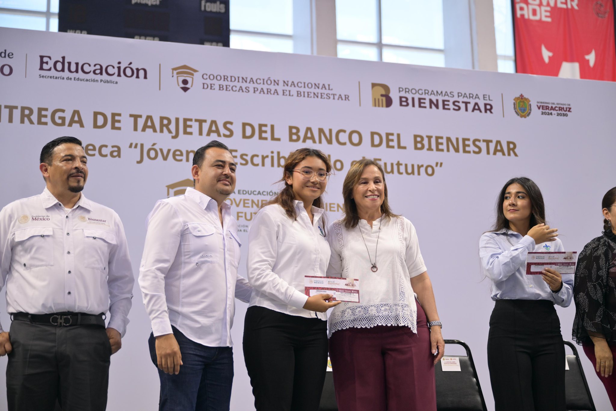 Rocío Nahle y Gómez Cazarín entregan Becas “Jóvenes escribiendo el futuro” en Veracruz