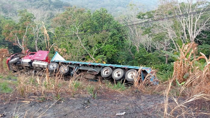 Vuelca tráiler, en la salida de San Andrés Tuxtla-Santiago Tuxtla