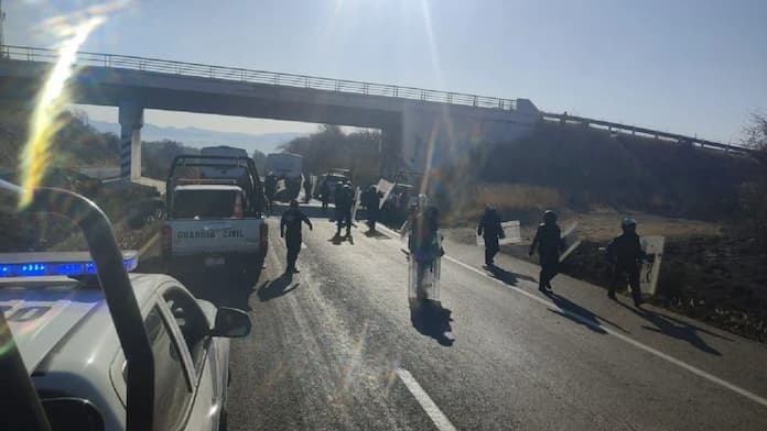 £nfrentam1ento entre normalistas y Guardia Civil de Michoacán deja dos agentes her1dos en Tiripetío
