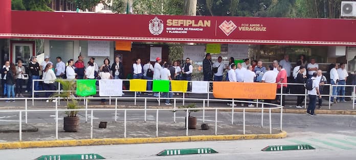 Docentes culpan a Oficial Mayor de la SEV por retraso de pagos: toman Sefiplan en Xalapa