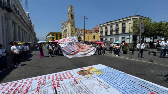 Docentes protestan contra aviadores y acoso laboral en Veracruz: La SEV los protege, acusan