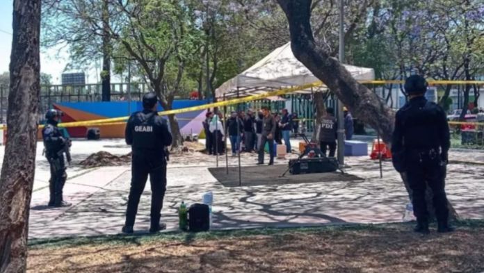 Encuentran fosa con restos humanos en camellón de la Ciudad de México