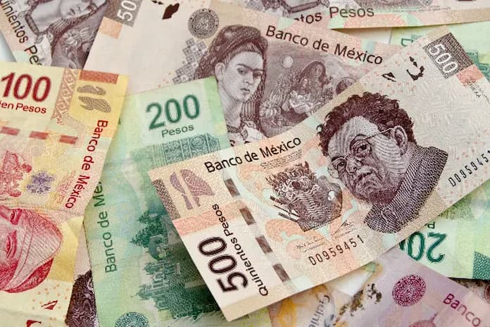Bolsa Mexicana de Valores sube y el peso se aprecia tras respiro a México por aranceles de Trump
