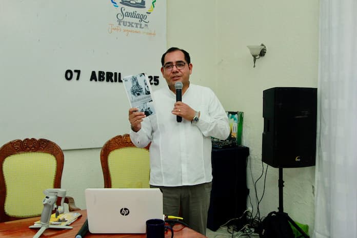 Presentan en Santiago Tuxtla el libro «Las cantaderas de mi pueblo» del Dr. Carlos Alberto Martínez Domínguez