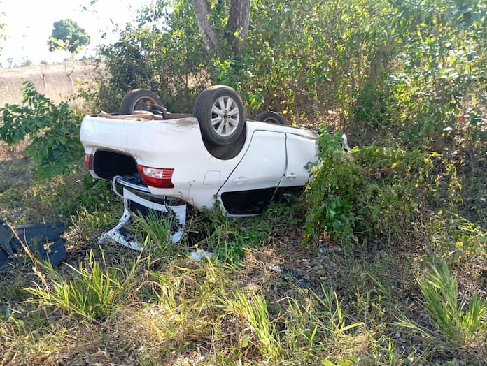 Automóvil termina volcado tras salirse de la vía en la carretera federal 180