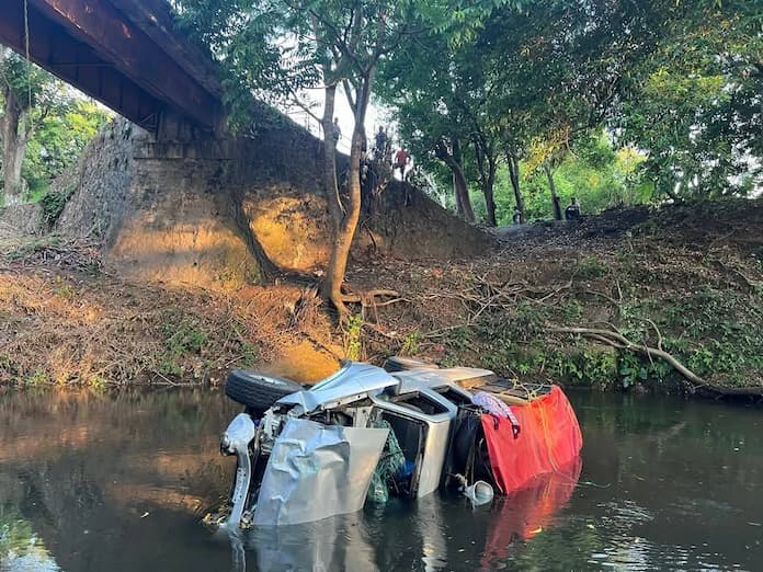 Camioneta cae al río tras quedarse sin frenos, en Ángel R. Cabada
