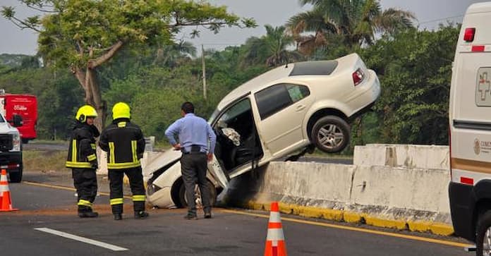 Conductor queda inconsciente al volante y termina arriba del muro de contención