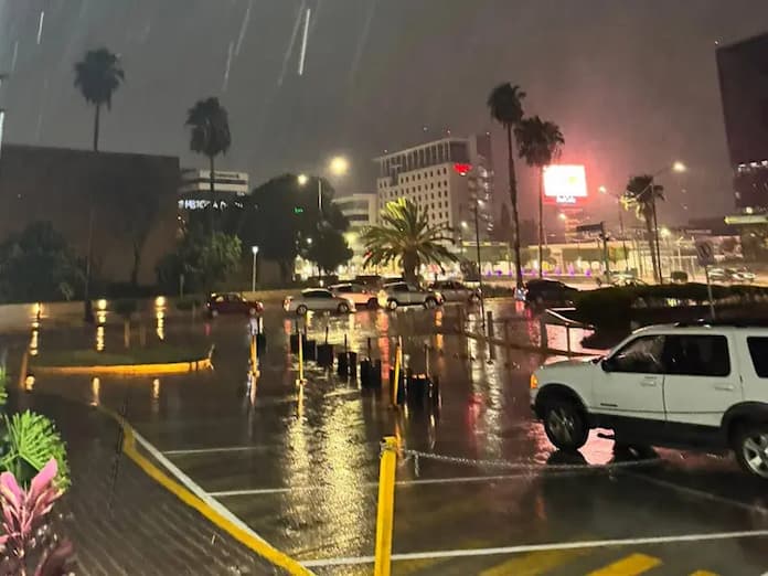 Deslaves y gente atrapada en autos deja tormentón en León