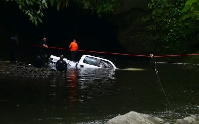 Patrulla de la SSP cae en la barranca Matlacobatl en Teocelo