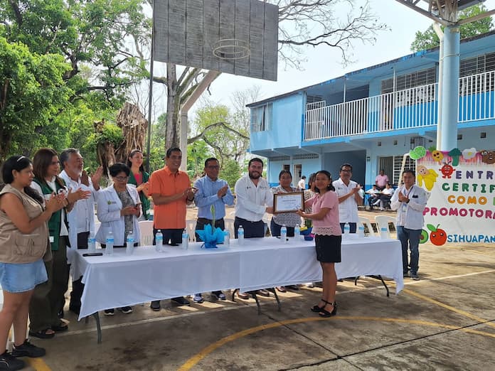 Escuela Primaria Miguel Alemán de Sihuapan recibe certificación como Escuela Promotora de la Salud