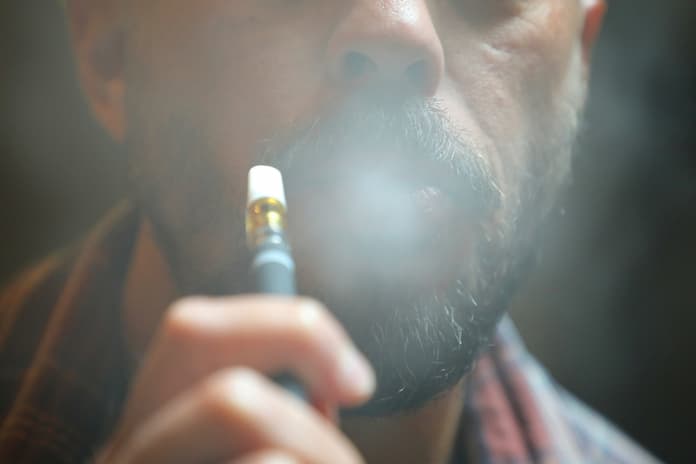 Expertos advierten por auge del mercado negro de vaporizadores y cigarros en México