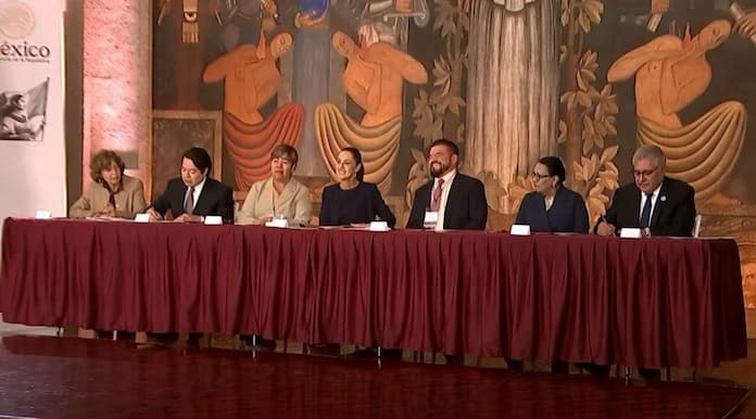 Maestros tendrán aumento salarial del 10% y más vacaciones, anuncia Sheinbaum