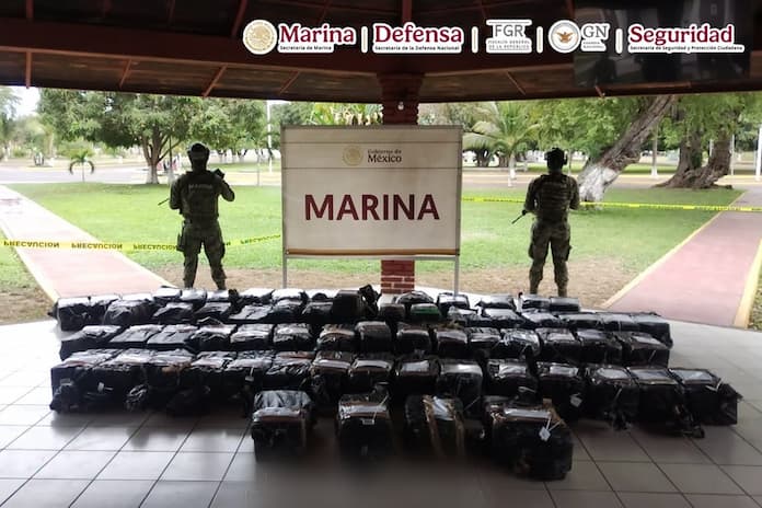 Marina asegura 1.28 toneladas de cocaína frente a costas de Michoacán