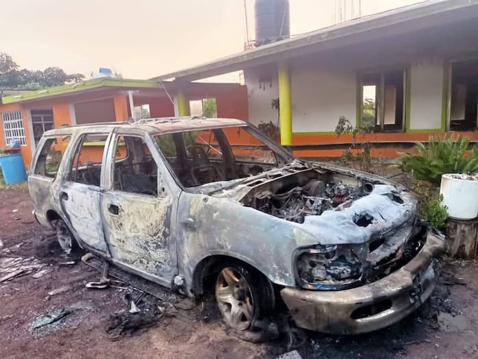 Incendian camioneta de campaña de Francisco Clemente, candidato de Morena-PVEM a alcaldía de Jilotepec
