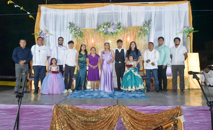 Corona Profa. Kristel Hernández Topete a la Reina de las Fiestas Patronales de Arroyo San Isidro
