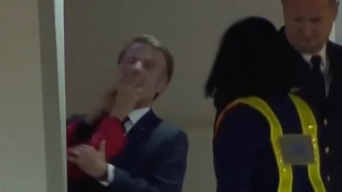 Esposa de Emmanuel Macron lo cachetea frente a las cámaras en Vietnam