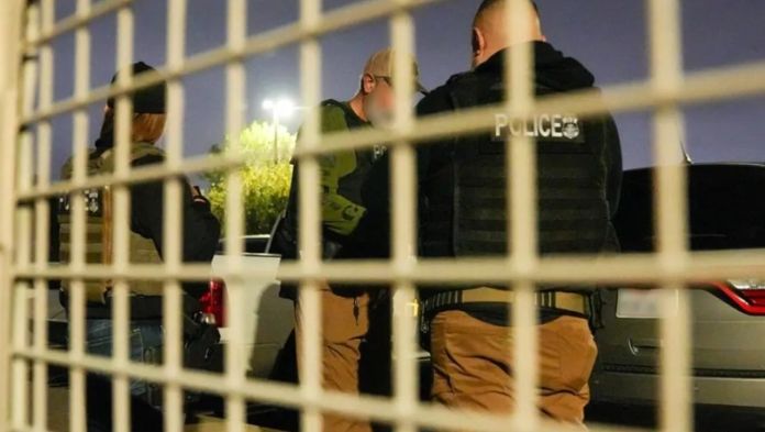 Muere mexicano de 68 años bajo custodia de ICE cuando era trasladado a una prisión