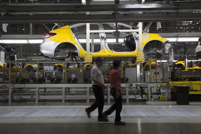 Producción de automóviles en México se desploma 9% en abril