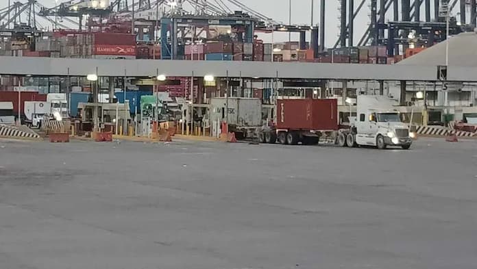 Reabren aduana de Manzanillo tras paro por despido de 5 agentes acusados de corrupción