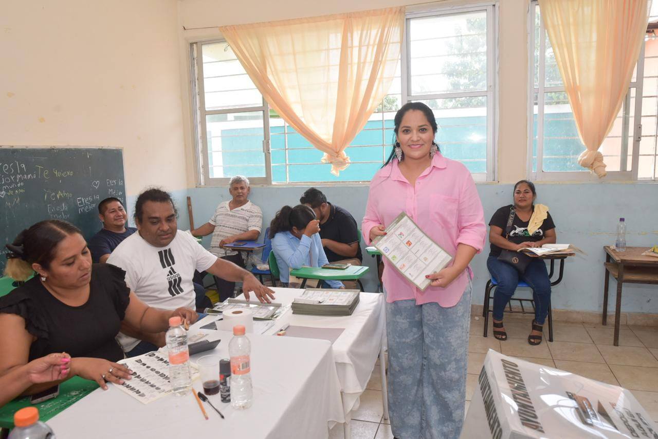 Asiste alcaldesa de Santiago Tuxtla a ejercer su derecho a votar