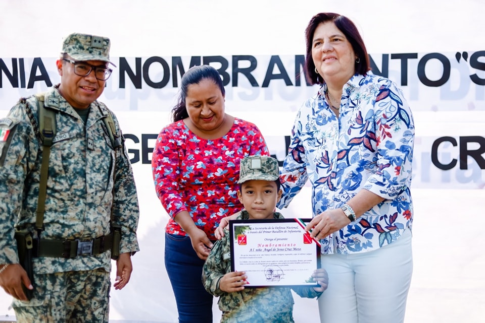 Alcaldesa de San Andrés Tuxtla y Directora del DIF Municipal asisten a ceremonia del programa “Soldado por un Día”