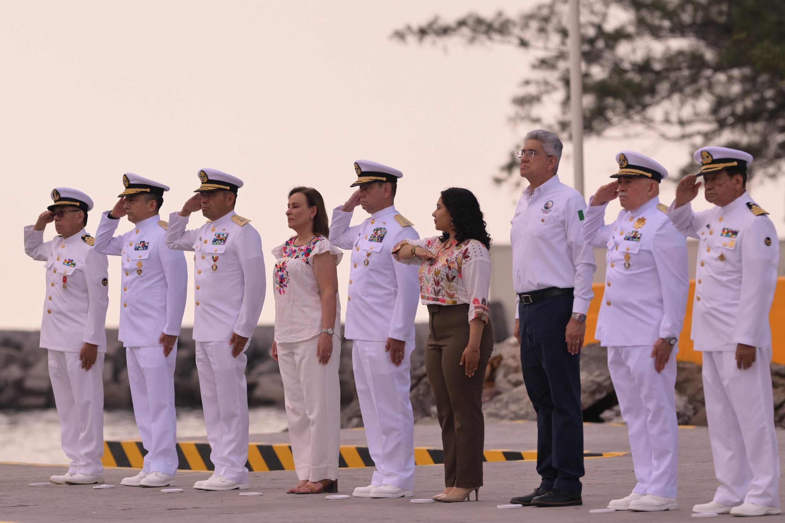 Gobernadora Rocío Nahle rinde homenaje por el Día de la Marina