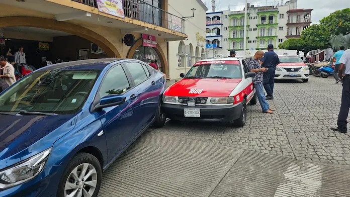 Automovilista abandona escena tras leve colisión con taxi en San Andrés Tuxtla