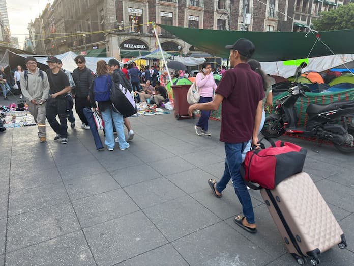 Sección 22 de la CNTE se va del Zócalo; llegará otro contingente