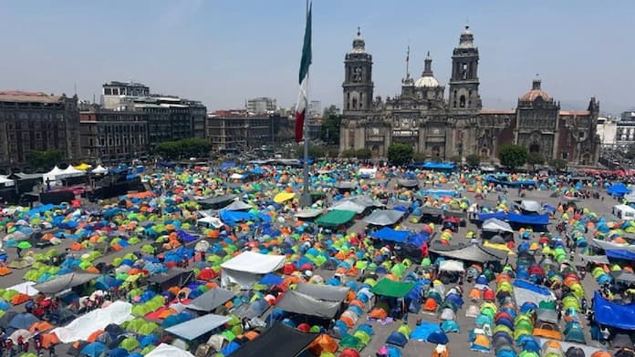 CNTE decide continuar con su plantón
