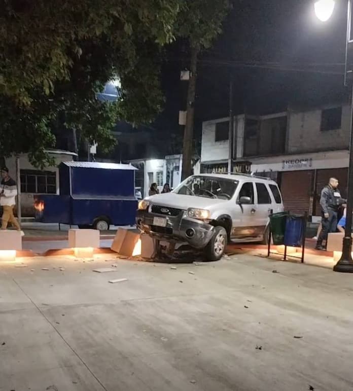 Conductor choca en parque Chichipilco, en San Andrés Tuxtla