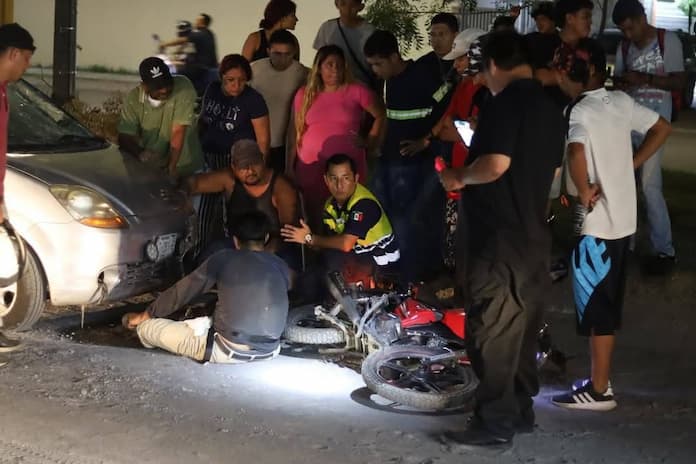 Dos motociclistas lesionados tras choque frontal contra auto