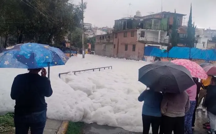 Habitantes de Naucalpan padecen ronchas tras inundación de ‘espuma tóxica’