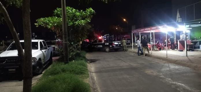 Ejecutan a balazos a hombre dentro de marisquería